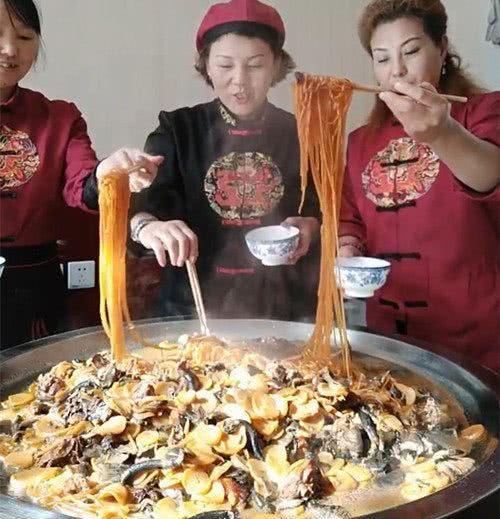 老板娘开间饭店生意很好，每餐只给员工吃一个菜，大家却很感激她