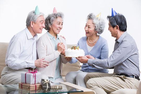 老年人朋友过生日