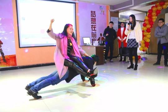 【过年福利哪家强】创业园两对单身狗成功脱单,成双成