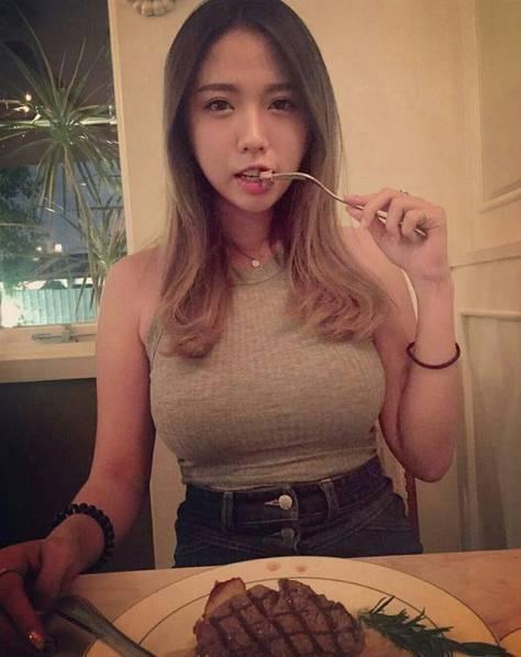 台湾美女大秀傲人上围在社交网站上走红
