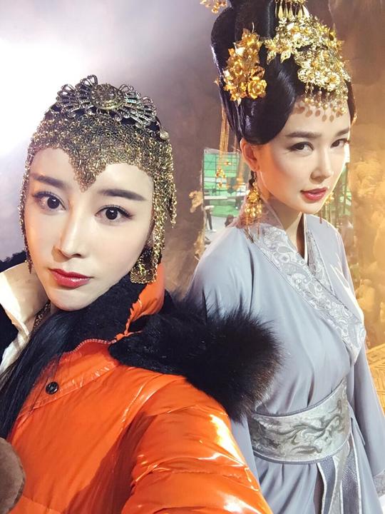 成龙侍宣如新片《龙牌之谜》热映金丝缕衣显小巧曲线_视频素材_广告模板,bgm插图1