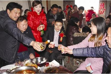 十堰日报:房县截瘫小伙快手直播成网红山西妹子自带家当嫁给他