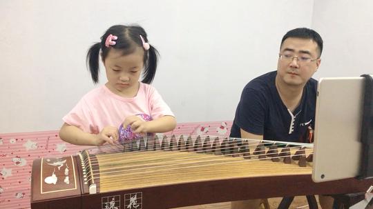 五岁半小朋友的网课现场视频，中央音乐学院四级，古筝名曲浏阳河。整首曲子学完一周，第一次完整版给老师回课检查作业。感恩遇见好老师，小朋友太喜欢她的林老师。吕婉辰