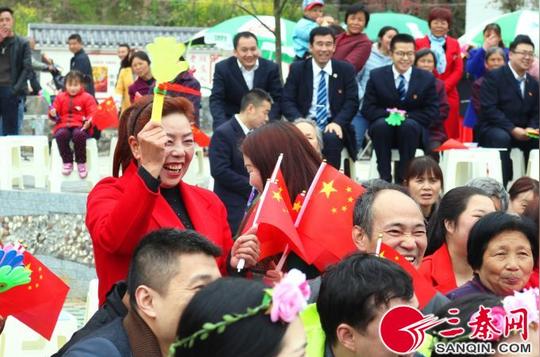 汉中车务段文化扶贫进乡村凝心奔跑正前行