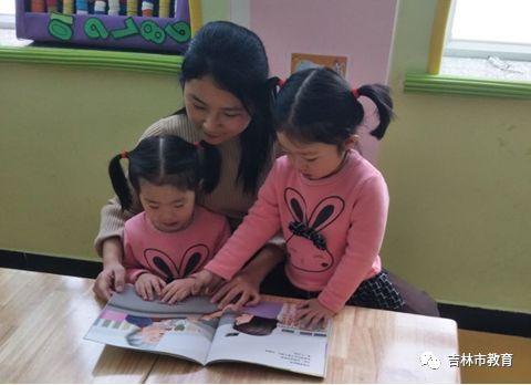 孩子发脾气在地上打滚应该怎么办