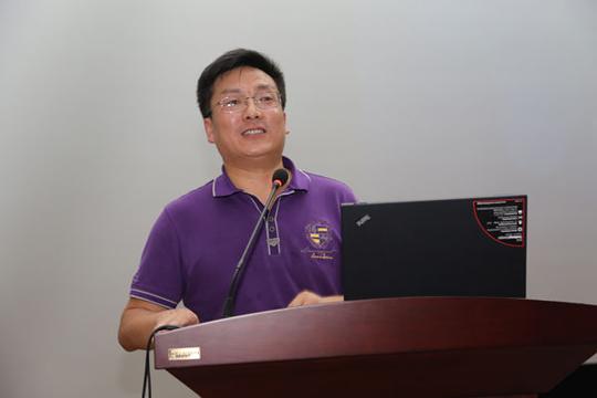 学生工作处处长黄军利公布大学生创业教育研究项目评审结果