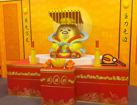 黄翔馒头店展会出口不远处还有销售人气火爆的懒蛋蛋流沙包!