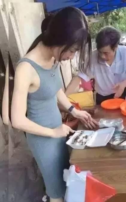 搞笑正文2,在公司上厕所,不小心尿裤子上了.
