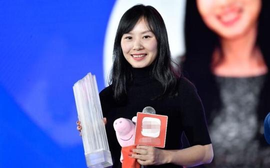 王思聪拼爹都富不过她,26岁坐拥25亿身家,她说:一点感觉都没有