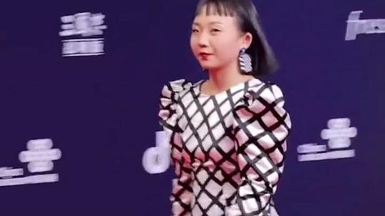 辣目洋子一个打破大众审美的人，因长相丑陋励志从网红摸爬滚打到演员乃至影后!
