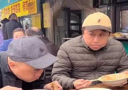 喜剧演员冯巩和方清平在路边吃嘎巴菜，被同行调侃有钱还那么低调