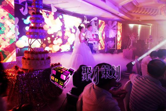完美浪漫的婚礼殿堂——绚丽的屏幕素材,铺满舞台的烟雾效果,柔和的