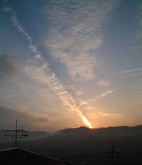 '地震云'是指地震即将发生时,震区上空出现的不同颜色的,如白色,灰色
