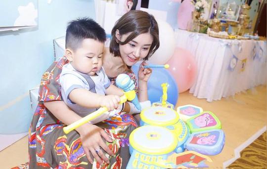 李小萌真幸福!被王雷宠成小公主，嘟嘟脸胖儿子在怀里直薅她头发