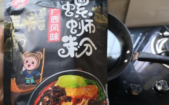 螺蛳粉vs泡面西瓜，这个夏天在家的最后一天。