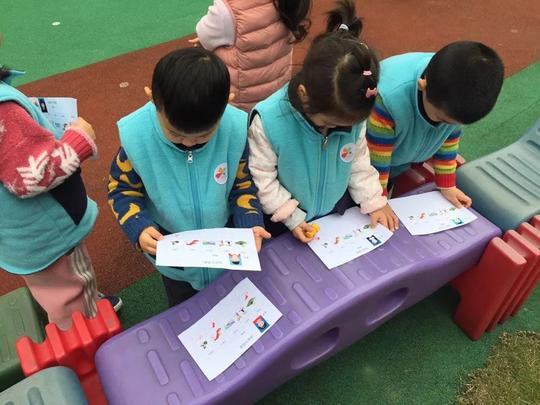 "打卡"关键字——尝试老师创设了各种丰富的运动项目,钻钻爬爬