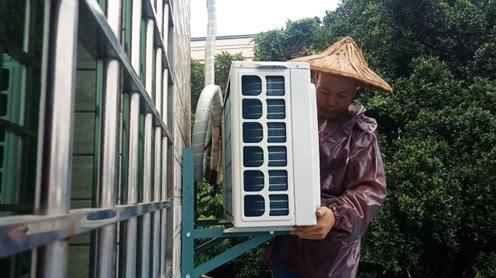 赚钱不容易!农村小伙下雨天安装空调，大家看看这技术怎么样