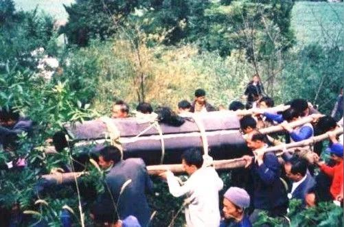 母亲下葬那天,儿子把冥币换成了真钞,打开棺材却让人感到意外