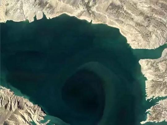 谷歌卫星拍到龙羊峡水面漩涡黑洞直径7千米逆时针旋转
