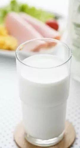 孩子洒了牛奶后应该怎么办