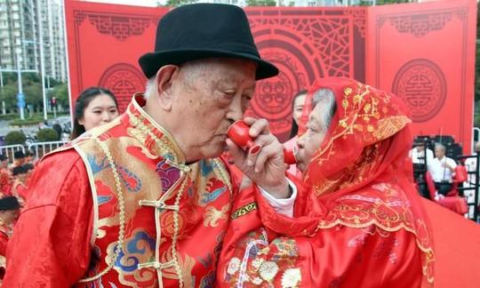 酒席钱不够，新婚妻子不愿拿份子钱救场，男子果断宣布:马上离婚