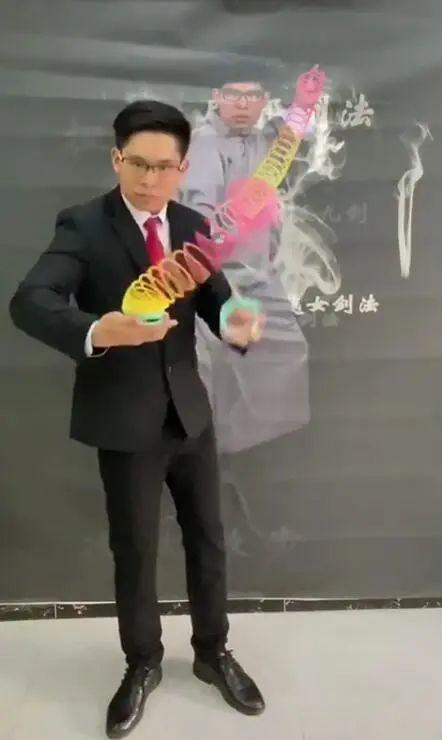 东莞小哥玩彩虹圈玩出开挂人生!摆地摊日赚4万，刚还娶了个漂亮老婆