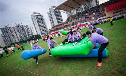 凝聚干事创业的激情,11月26日,在我市五菱足球场,柳南区总工会为辖区