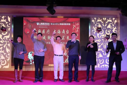 △上海德济医院院长郭辉教授为创业集体颁发奖状美好的时光继续延续