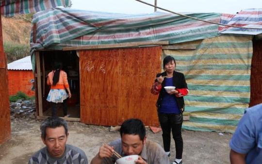 农村怪事:两个人一起打工更赚钱,为啥还留家一个?农民
