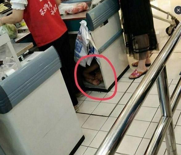 孩子一边吃一边拉
