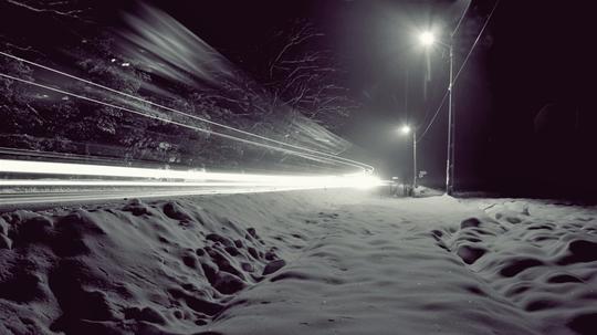 夜晚大雪过后的公路-素材公社tooopen.com