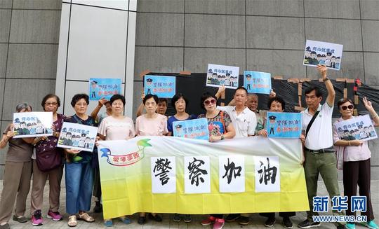 "支持警察严正执法"——香港多个团体慰问警队(图)
