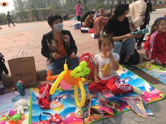 这些孩子在幼儿园就学会了做生意,长大后不想有钱都难
