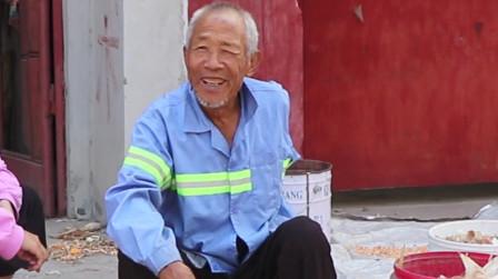 种玉米挣钱吗?农村大爷种了8亩地的玉米，卖的钱真不少，满意吗