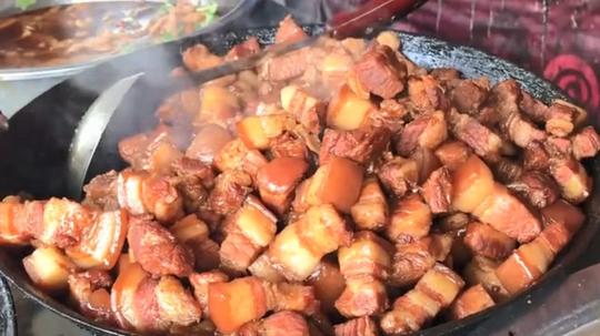 徐州大姐做快餐生意，每天十盆红烧肉不够卖，十块钱也能吃到撑