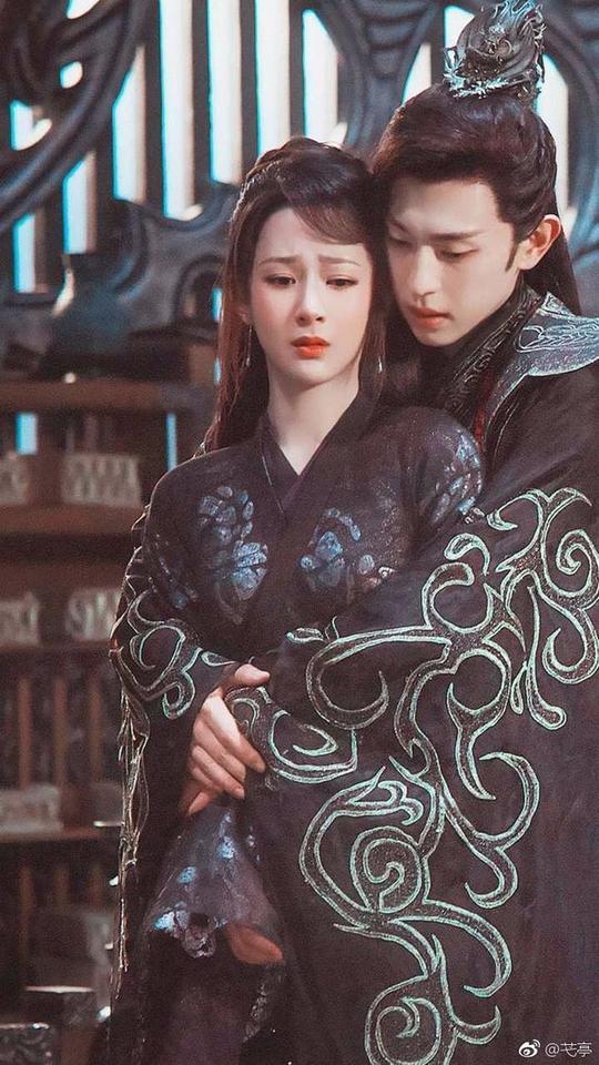 最近邓伦和杨紫主演的《香蜜沉沉烬如霜》已经上映,古装扮相依旧获极