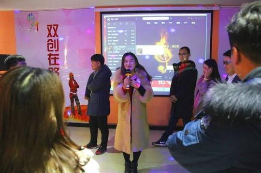 【过年福利哪家强】创业园两对单身狗成功脱单,成双成