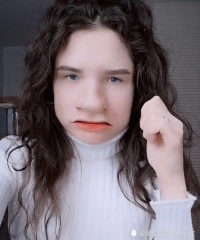 小姐姐抖音玩变脸,看到这高颜值,网友:第一次见吼住浓眉的人!