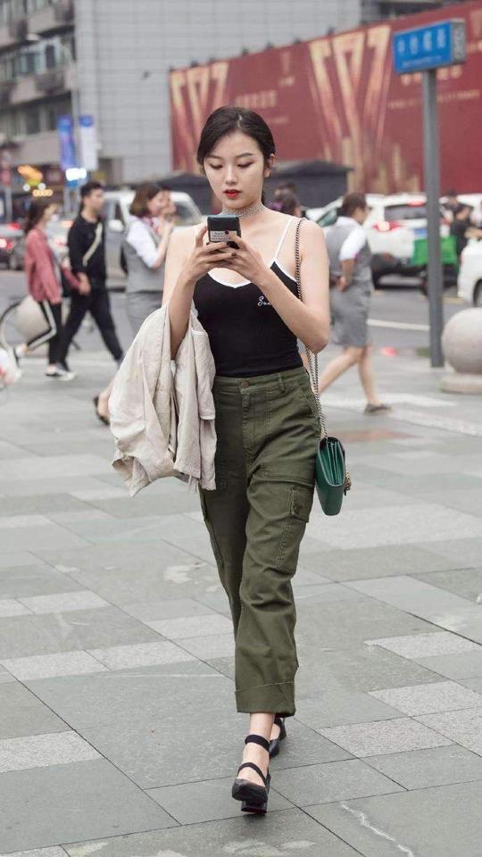 黑色吊带上衣搭配军绿色休闲裤,美女颜值气质真是好!