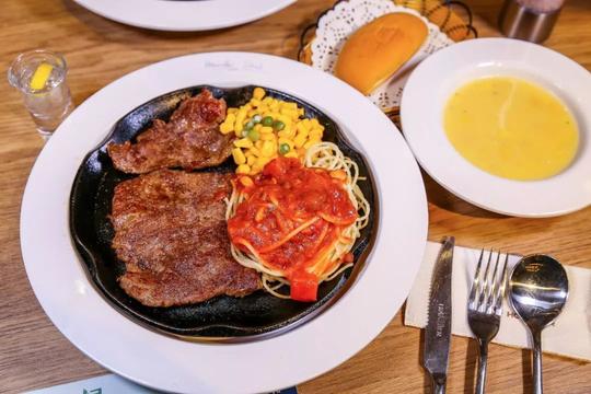 美食正文↑独家秘制→蘸上酱汁更无敌玫瑰盐牛排也是这里的
