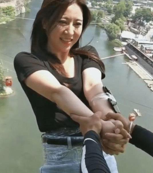 抖音蹦极小姐姐火了，当看到她笑起来那刻，网友:我好像恋爱了!