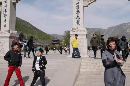中了抖音的毒嵩山少林寺门口,市民疯狂拍摄抖音小和尚