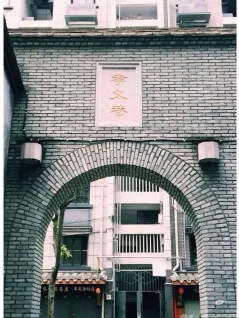 推开虚掩的破烂铁门,里面的环境只能用惨淡来形容.