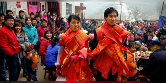 结婚当天，新娘见门口一乞丐，给他一个馒头，转身取消了婚礼