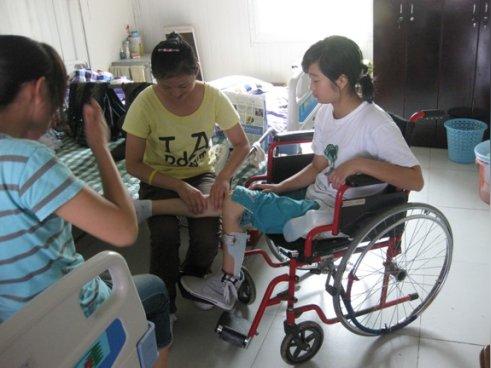 志愿者主动走访照顾贫困残疾人群