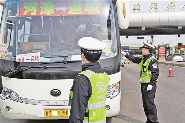 运城临猗出租车-临猗交警针对客运车辆超员现象,...近日,临猗县民警在辖区主要道路...
