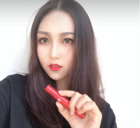 阿玛尼"红管唇釉"试色:"红苹果"冷门?黄皮最爱"正红色