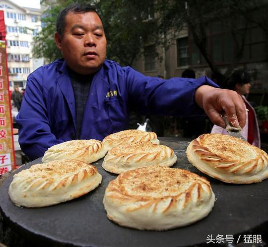 一天卖1000多个的高炉烧饼，连着3家店就他家生意火原来加了它