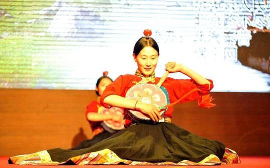 10月10日,玉树文化旅游宣传周拉萨推介会现场,康巴姑娘在表演舞蹈.