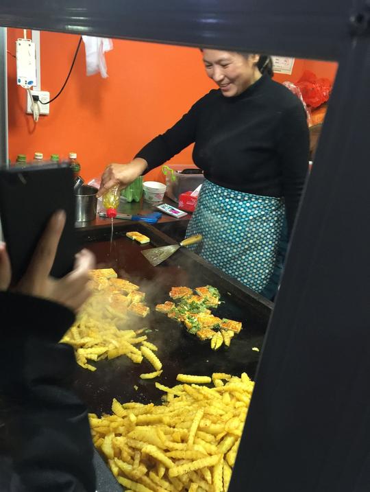 生意真的很好,旁边的一个卖肉夹馍的,就没怎么有生意.